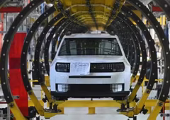 Koncern se utaplja v izgubi, tovarna v Kragujevcu pa z dobičkom