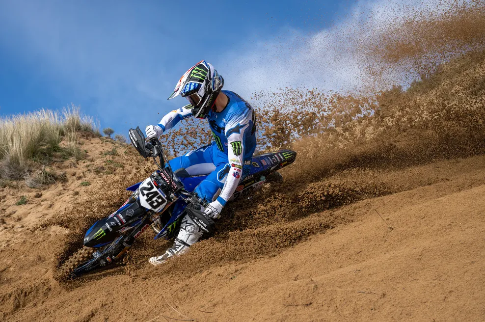 V sezoni sprememb Tim Gajser (v modrem) že ta konec tedna začenja napad na novo krono (foto: Yamaha Racing)