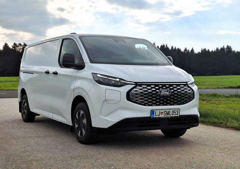 Test: Ford E-Transit Custom in Transit Custom 2.5 Duratec Hybrid PHEV – Na pragu elektrifikacije