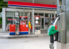 Petrol je precej dvignil cene pogonskih goriv. Bo vlada šla nad družbo s tožbo?