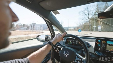 Vidljivost v avtomobilih se vztrajno slabša, zato je  vse več vozniških napak