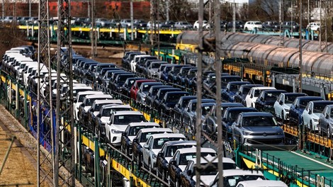 Bližnjevzhodni konflikt viša cene pogonskih goriv v nebo, a hkrati prinaša nove zmagovalce. Kam bo šel trend?