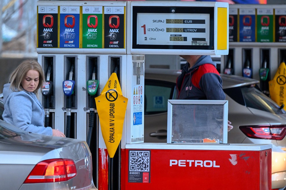 Tudi Slovenijo je zadelo pomanjkanje pogonskih goriv na bencinskih servisih. Kako bo danes ukrepala vlada? (foto: Nik Bertoncelj/F.A.  BoBo)