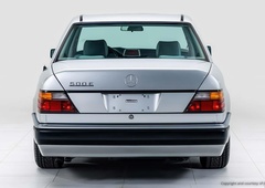 Nekdo je za skoraj 35 let starega Mercedesa plačal več kot četrt milijona evrov. Razlog pa ...