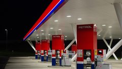 Pritožujejo se nad vlado, mediji, špekulanti … in celo nad kupci