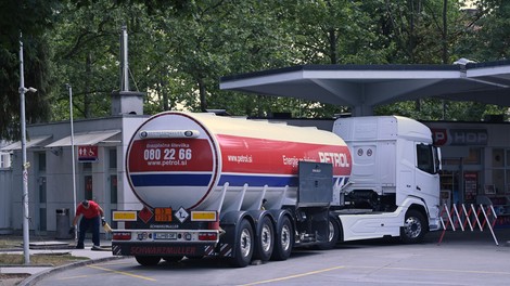 Zgodilo se je: vlada močno omejila količino natočenega goriva. Na pomoč tudi vojska