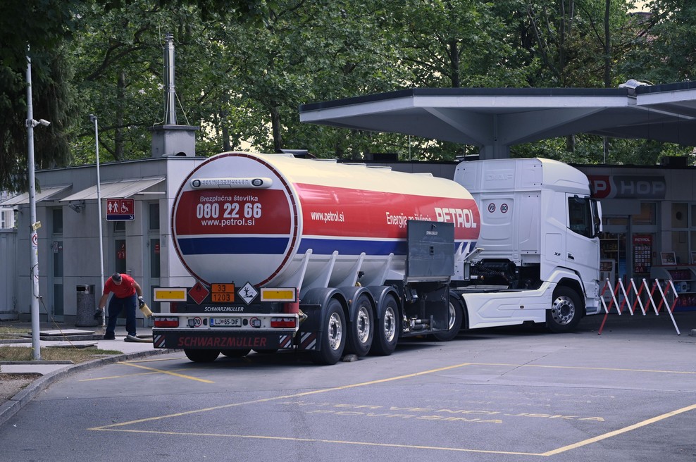 Zgodilo se je: vlada močno omejila količino natočenega goriva. Na pomoč tudi vojska (foto: Žiga Živulović/BoBo)