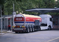 Zgodilo se je: vlada močno omejila količino natočenega goriva. Na pomoč tudi vojska