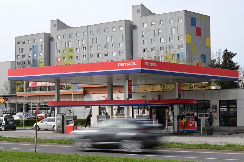 Pritožujejo se nad vlado, mediji, špekulanti … in celo nad kupci