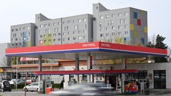 Pritožujejo se nad vlado, mediji, špekulanti … in celo nad kupci