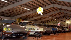 
                                                         Muzejski raj zanesenjaka, ki ima več kot 120 Citroenovih avtomobilov