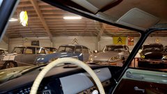 
                                                         Muzejski raj zanesenjaka, ki ima več kot 120 Citroenovih avtomobilov