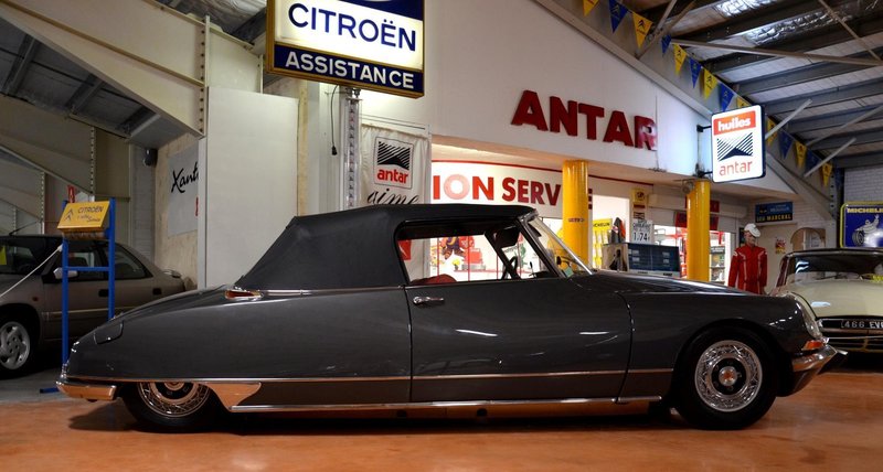 Muzejski raj zanesenjaka, ki ima več kot 120 Citroenovih avtomobilov