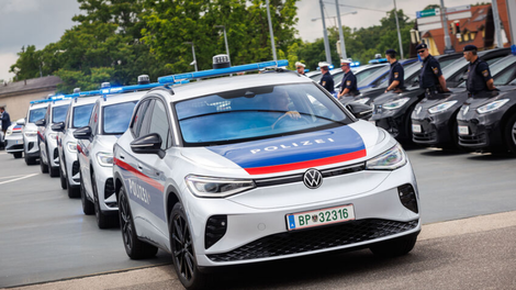 Policisti pri severnih sosedih se (že) odrekajo električnim avtomobilom