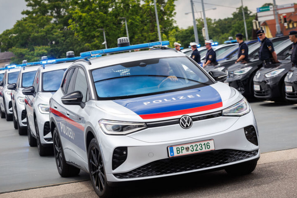 Policisti pri severnih sosedih se (že) odrekajo električnim avtomobilom