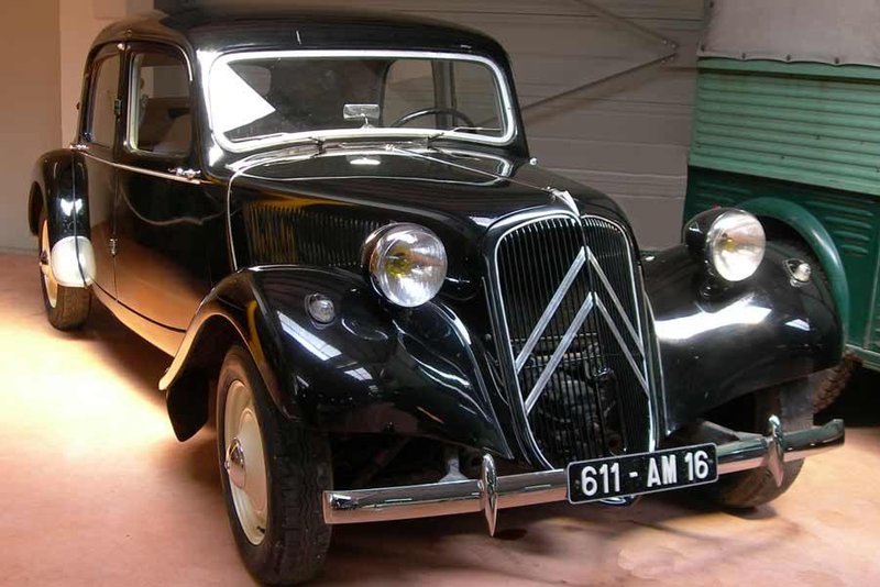 Muzejski raj zanesenjaka, ki ima več kot 120 Citroenovih avtomobilov