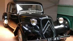 
                                                         Muzejski raj zanesenjaka, ki ima več kot 120 Citroenovih avtomobilov