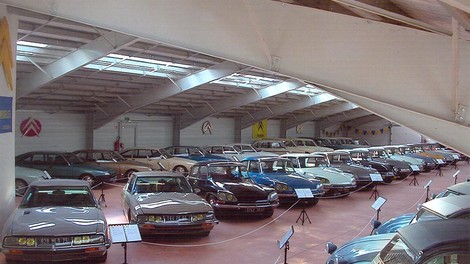 Muzejski raj zanesenjaka, ki ima več kot 120 Citroenovih avtomobilov