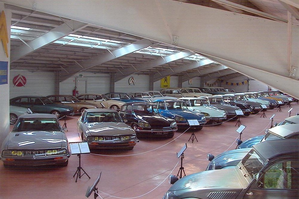 Muzejski raj zanesenjaka, ki ima več kot 120 Citroenovih avtomobilov