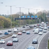 Predlog, ki je razburil voznike - zaradi varčevanja z gorivom bi na avtocestah znižali omejitev hitrosti