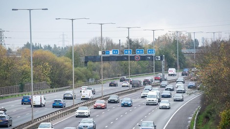 Predlog, ki je razburil voznike - zaradi varčevanja z gorivom bi na avtocestah znižali omejitev hitrosti