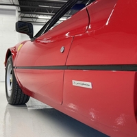 Na dražbo gre eden najbolj kultnih televizijskih Ferrarijev. A njegova prodajna zgodovina vseeno ni rožnata