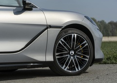 Kitajski napad na legendarno številko 911 - na pomoč so poklicali celo samega Jamesa Bonda