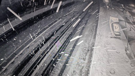 Vreme je pokazalo zobe. To so ceste, kjer vas danes zjutraj čakajo zastoji, veter in sneg