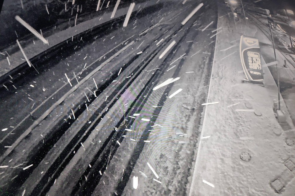 Vreme je pokazalo zobe. To so ceste, kjer vas danes zjutraj čakajo zastoji, veter in sneg (foto: Promet-si/Facebook)