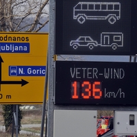 Vreme še vedno povzroča velike težave v prometu: preverite, katere ceste so zaprte in na katerih veljajo omejitve