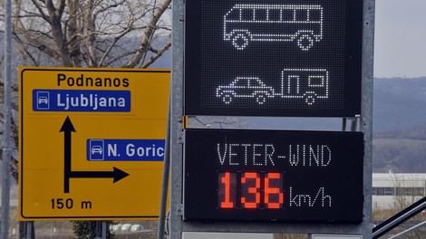 Vreme še vedno povzroča velike težave v prometu: preverite, katere ceste so zaprte in na katerih veljajo omejitve