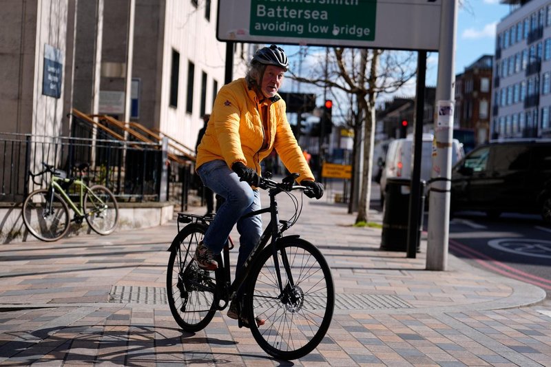 Legendarni "Top Gearovec" James May na sodišču! Ne boste verjeli, s čim se je pripeljal pred sodno stavbo