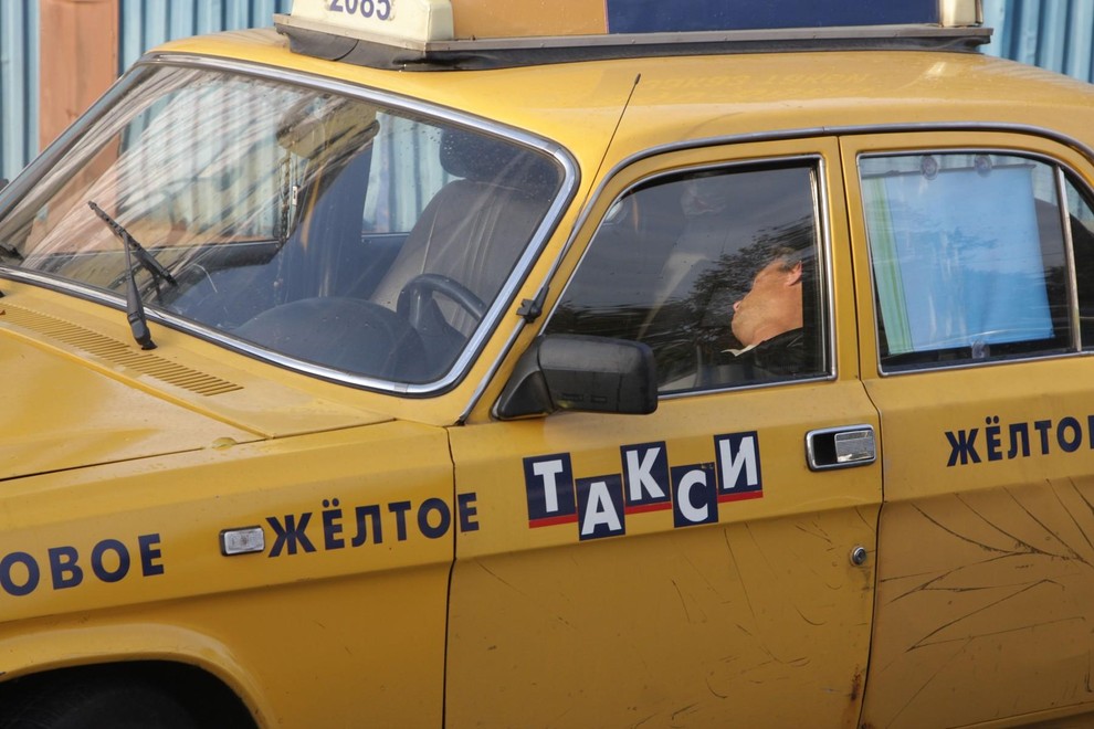 V Rusiji lahko vozijo samo še taksiji, ki so vsaj delno izdelani doma