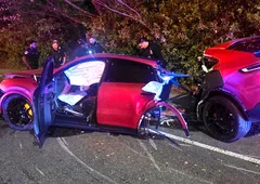 Prizor, ob katerem zaledeni kri v žilah - Porscheja je dobesedno razpolovilo, voznik pa ...