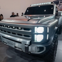 Na avtomobiski salon so pripeljali robusten in atraktiven avto. Nikoli si ne bi mislili, katera znamka stoji za njim