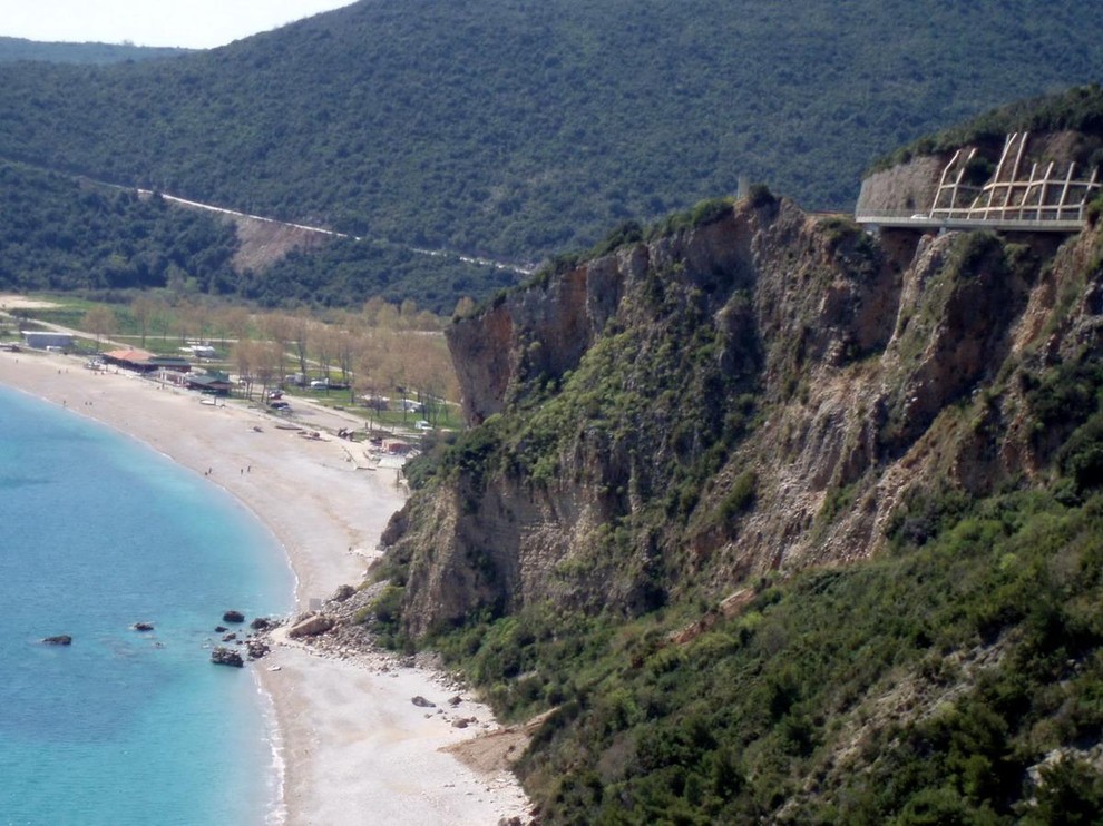 Jadranska magistrala (Hrvaška) - Dolga, razgibana cesta ob obali, ki ponuja čudovite razglede na morje. Idealna za počasno, sproščeno vožnjo …