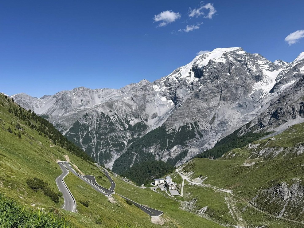 Prelaz Stelvio (Italija) - Legendarni prelaz s kar 48 ostrimi serpentinami na severni strani. Vožnja zahteva nekaj poguma in potrpežljivosti, …