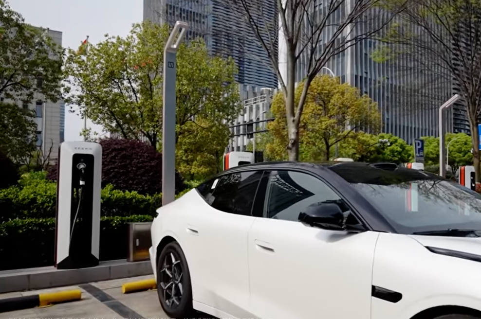 Kitajska vojna pri ultra hitrem polnjenju se zaostruje. Na vrhu je sedaj nova znamka - ampak ... (VIDEO) (foto: Lynk & Co./Youtube)