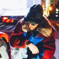 Lewis Hamilton je s kultnim avtomobilom uprizoril pravi "Tokyo drift". Na sovozniškem sedežu pa ... (VIDEO)