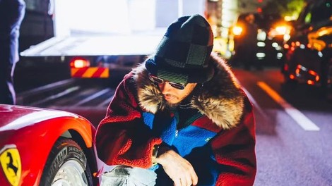 Lewis Hamilton je s kultnim avtomobilom uprizoril pravi "Tokyo drift". Na sovozniškem sedežu pa ... (VIDEO)