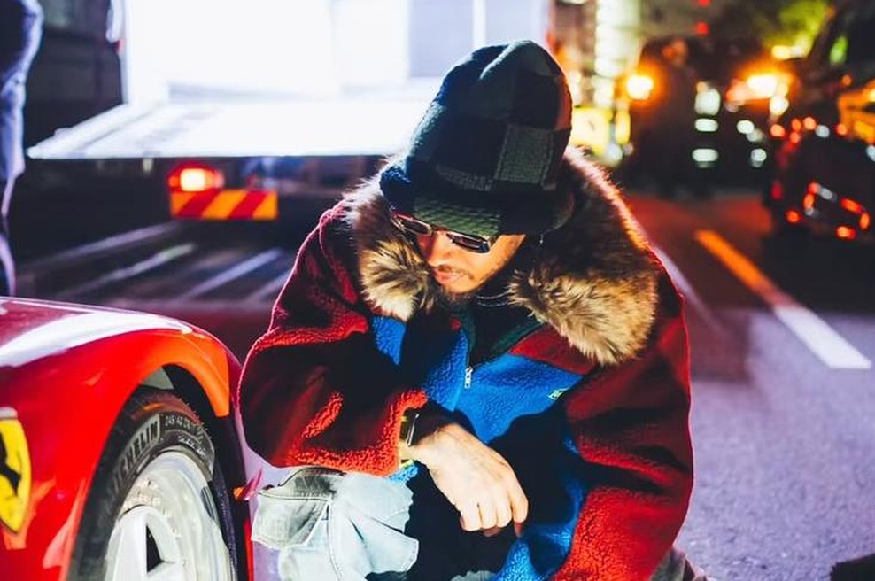 Lewis Hamilton je s kultnim avtomobilom uprizoril pravi "Tokyo drift". Na sovozniškem sedežu pa ... (VIDEO) (foto: Profimedia)