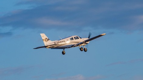 Med letom mu je na letalu odpovedal motor. Kar je storil pilot pa je šokiralo in hkrati navdušilo vse (VIDEO)