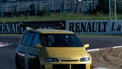 
                                                         Družinski enoprostorec med genialno uporabnostjo in dirkaško norostjo