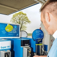 Evropa na tanki črti med obvladovanjem cen goriv in delujočega trga