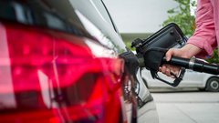 
                                                         Evropa na tanki črti med obvladovanjem cen goriv in delujočega trga