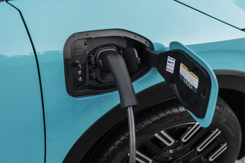 Evropa na tanki črti med obvladovanjem cen goriv in delujočega trga