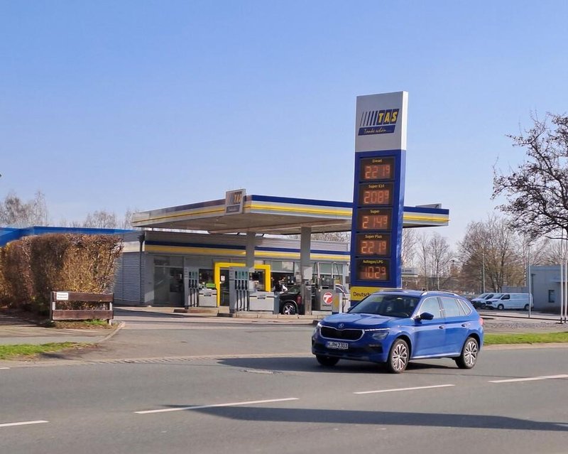 Evropa na tanki črti med obvladovanjem cen goriv in delujočega trga