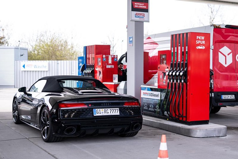 Evropa na tanki črti med obvladovanjem cen goriv in delujočega trga