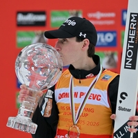 Domen Prevc ima novo brutalno zver. To je avto, za volanom katerega je bil opažen slovenski skakalni as (FOTO)