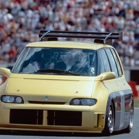 Družinski enoprostorec med genialno uporabnostjo in dirkaško norostjo